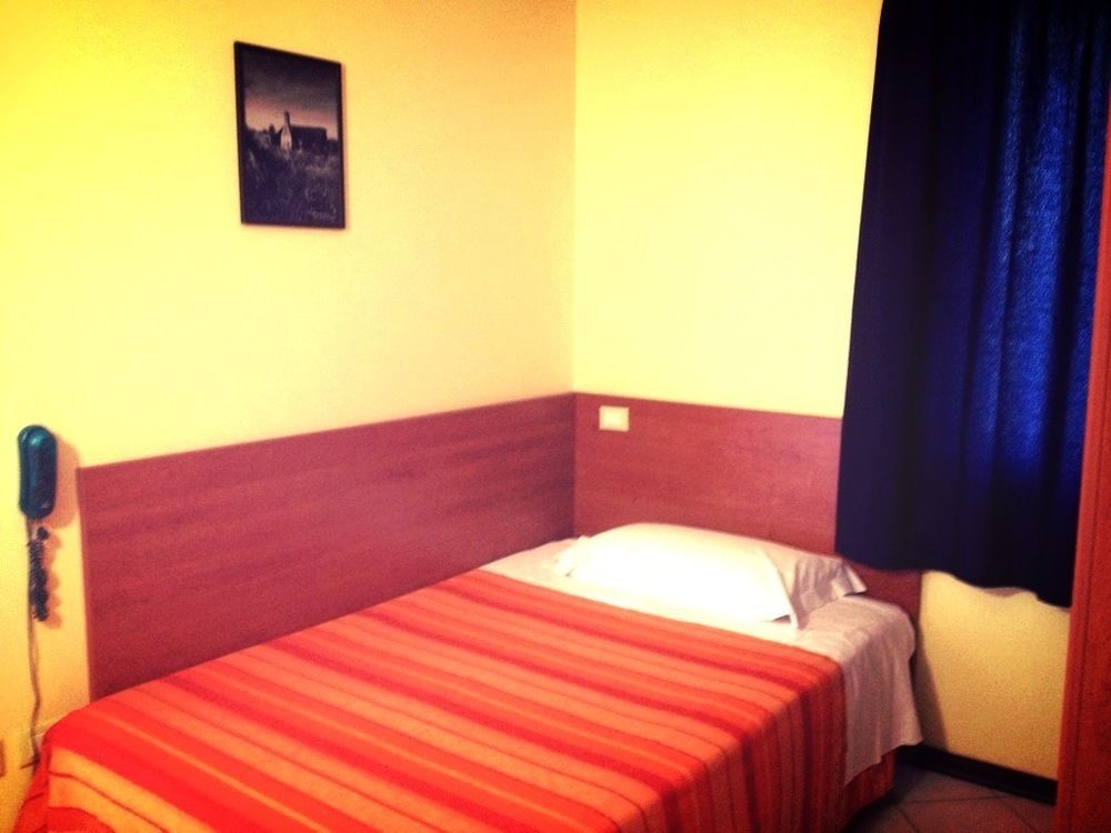 פורטו טולה Hotel Bussana מראה חיצוני תמונה